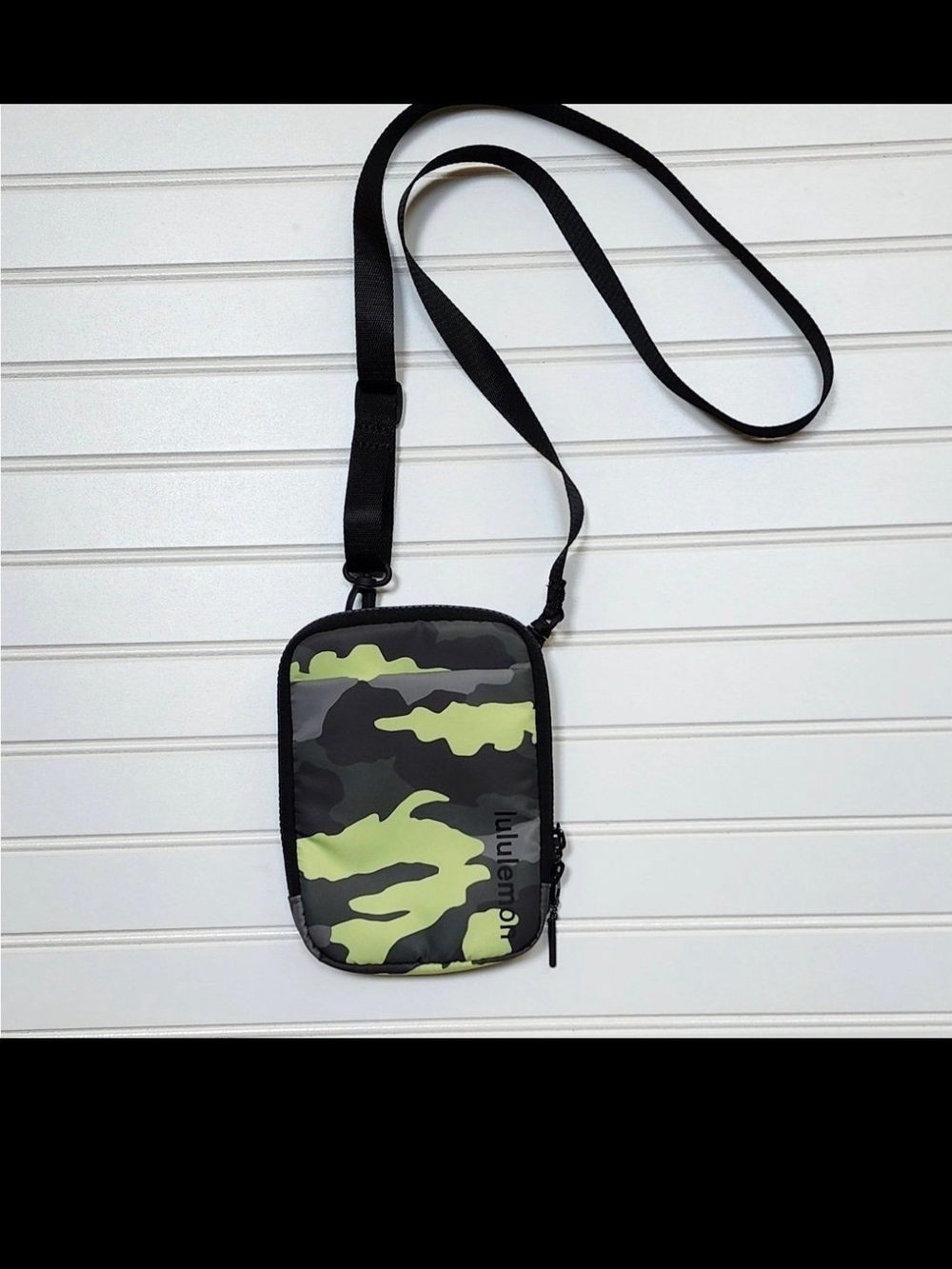 lululemon athletica mini bag in black with pink camo interior - Picture 3 of 7